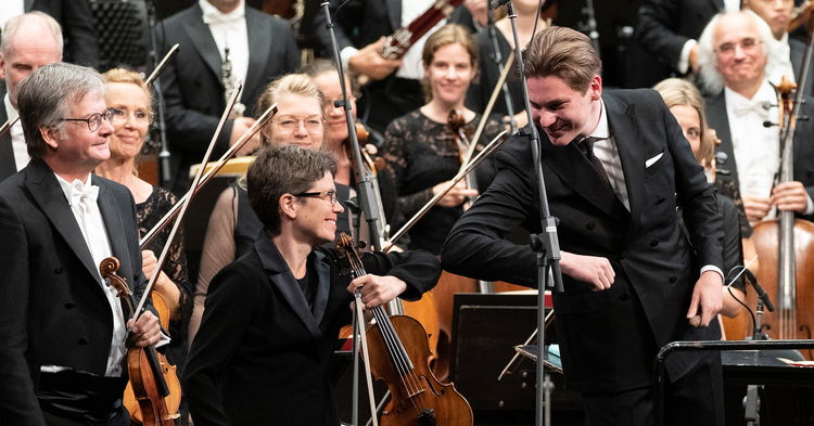 Konsertmester Elise Båtnes og sjefdirigent Klaus Mäkelä gir hverandre en albuehilsen.